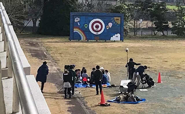 長南東小学校スタジオ　遊具を背景に撮影