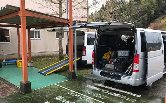 長南東小学校スタジオ・機材搬入