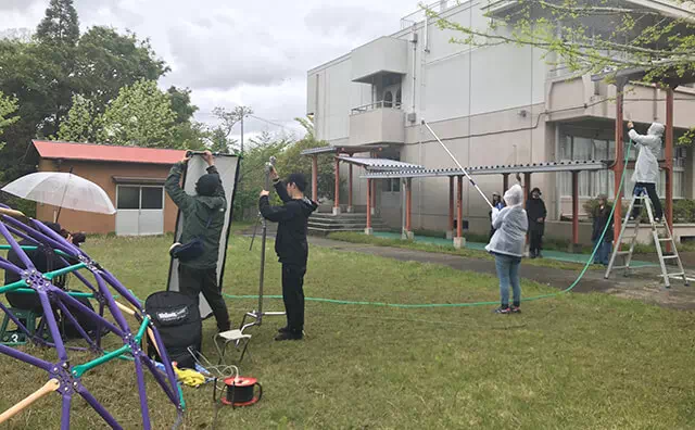 長南東小学校スタジオ　散水機で雨を再現