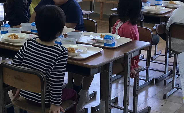 長南東小学校スタジオ　給食