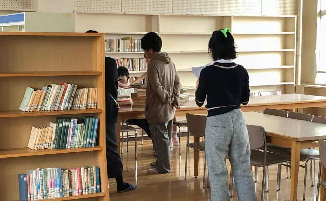 金江津小学校スタジオ　図書室