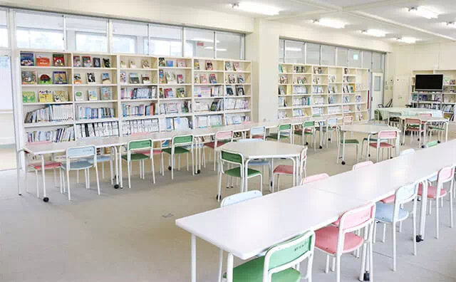 長南東小学校スタジオ　図書室