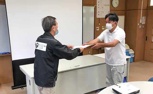 長南東小学校スタジオ　修了証授与