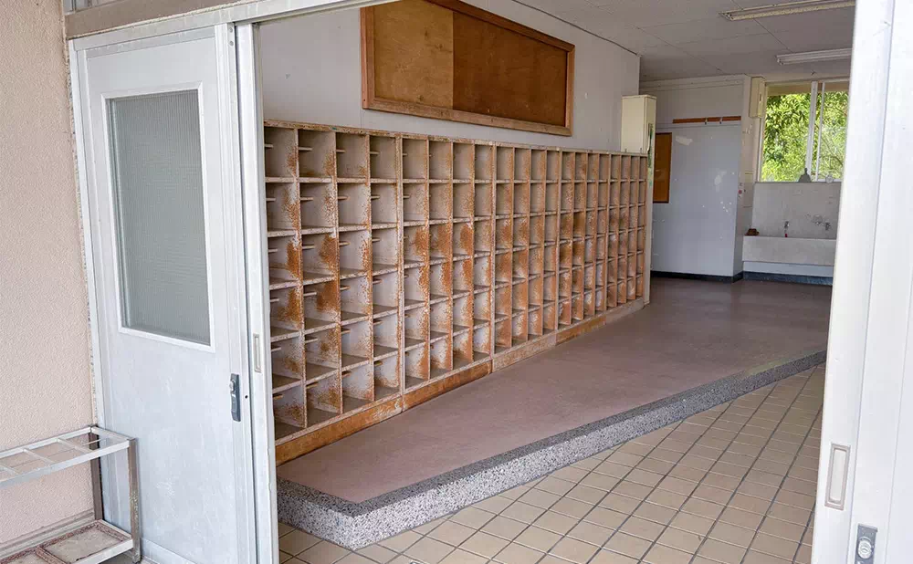 長南東小学校スタジオ 本校舎棟1階 昇降口