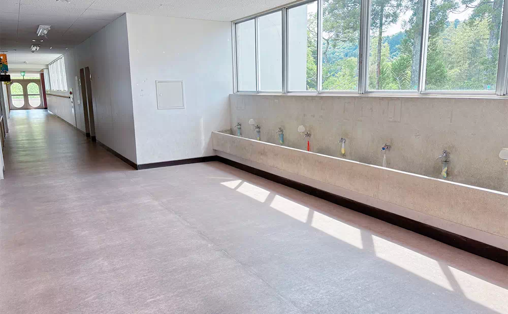 長南東小学校スタジオ 本校舎棟2階 廊下