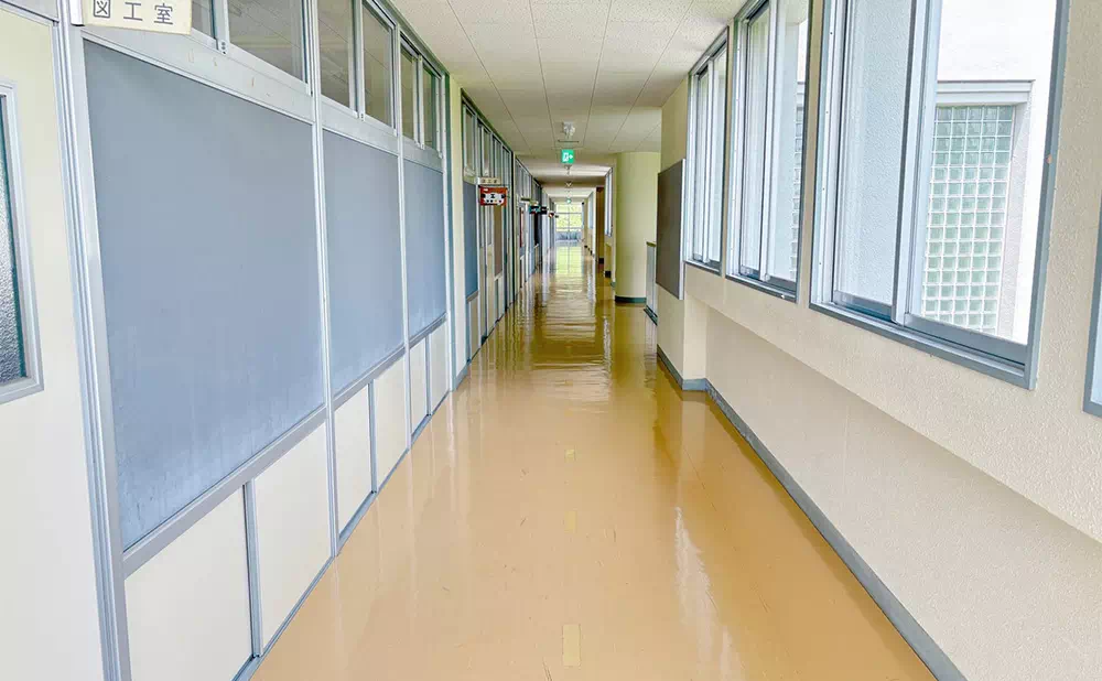 長南東小学校スタジオ 特別教室棟2階 廊下
