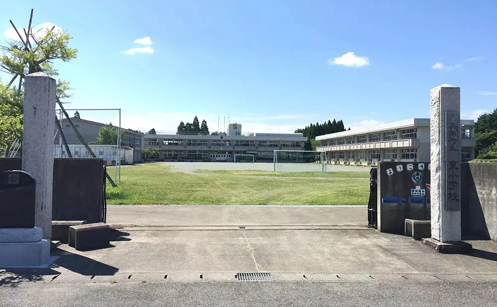 長南東小学校スタジオ 正門