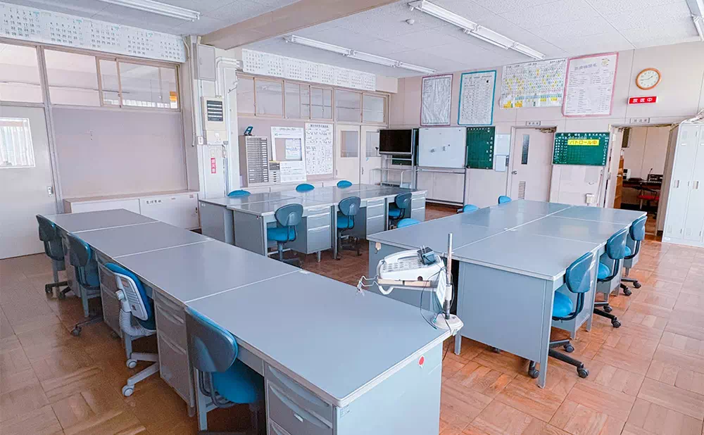 長南東小学校スタジオ 本校舎棟1階 職員室