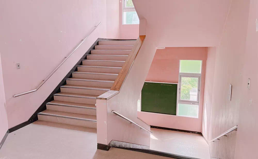 長南東小学校スタジオ 本校舎棟2階 階段