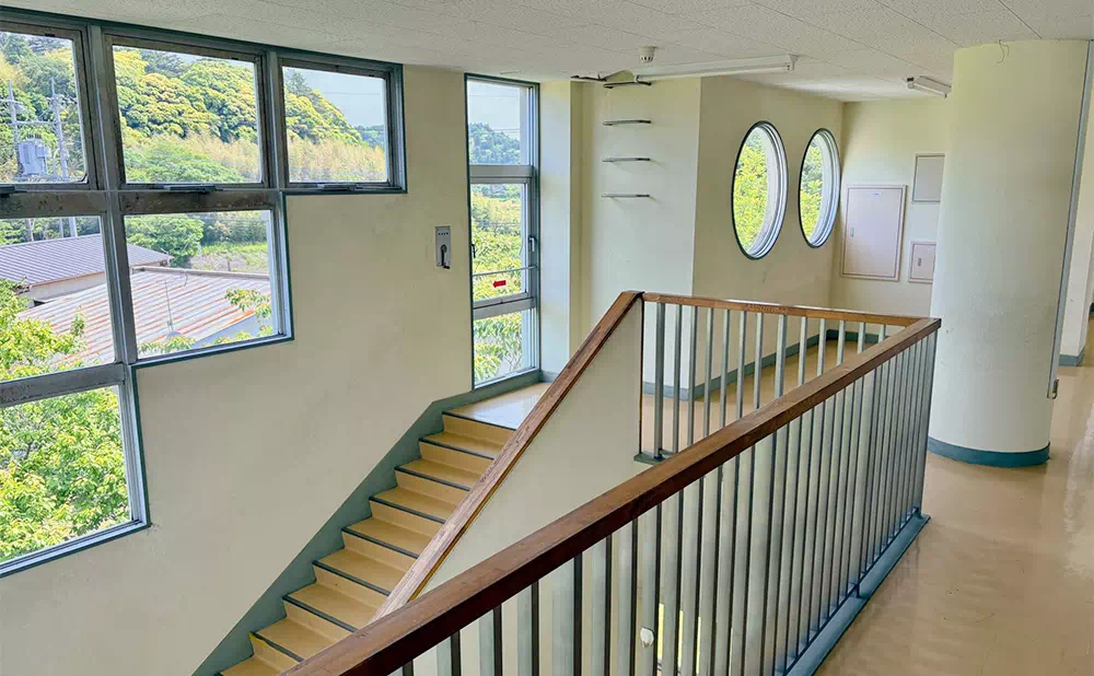 長南東小学校スタジオ 特別教室棟2階 階段
