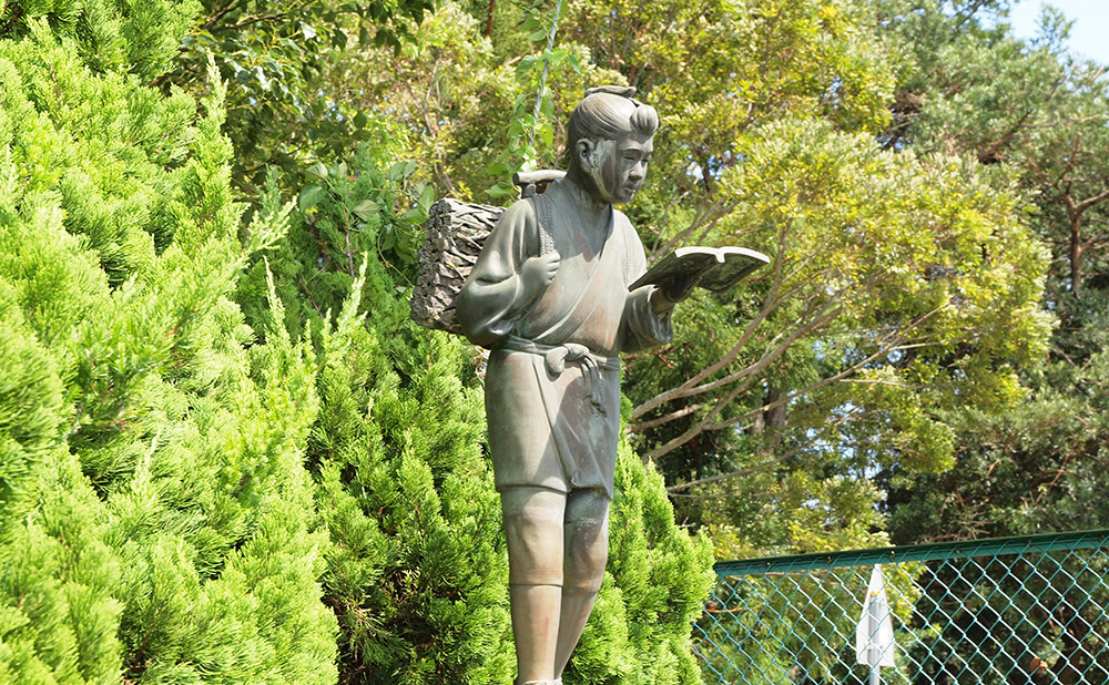 金江津小学校スタジオ　二宮金次郎の銅像