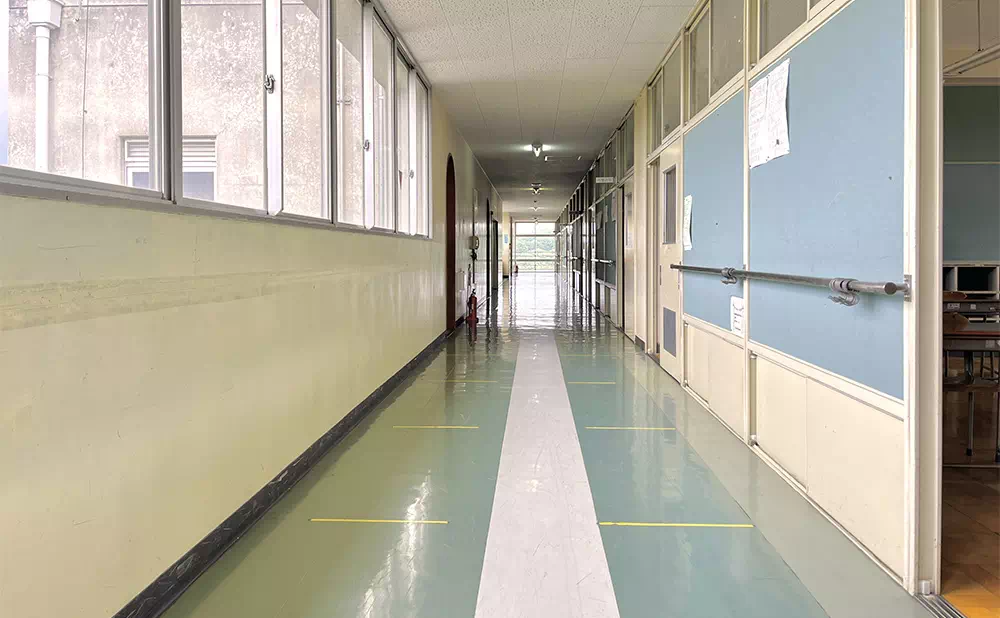 東小川小学校スタジオ 廊下