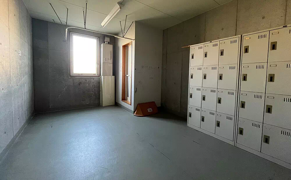 上野台中学校 体育館スタジオ 男子更衣室