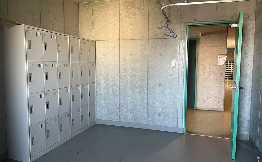 上野台中学校 体育館スタジオ 男子更衣室