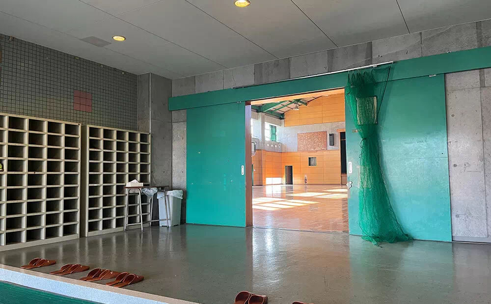 上野台中学校 体育館スタジオ 昇降口