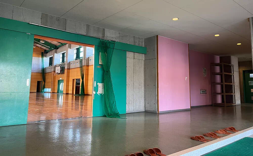 上野台中学校 体育館スタジオ 昇降口