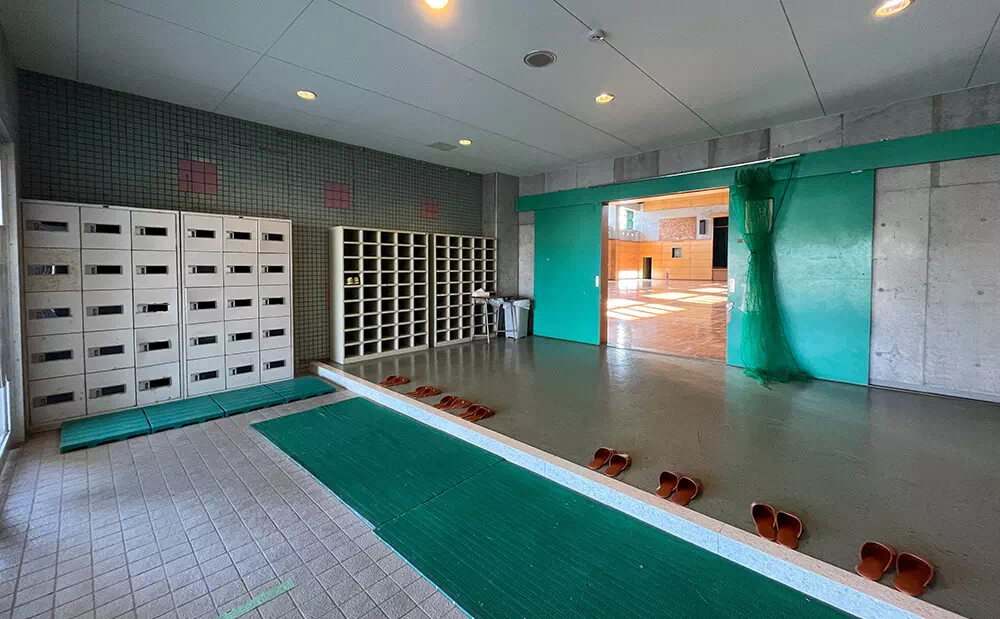 上野台中学校 体育館スタジオ 昇降口